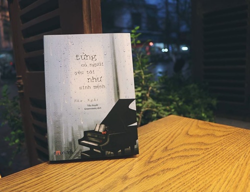 "Từng Có Một Người Yêu Tôi Như Sinh Mệnh" là một trong những tác phẩm ngôn tình ngược kết SE buồn của tác giả Thư Nghi.